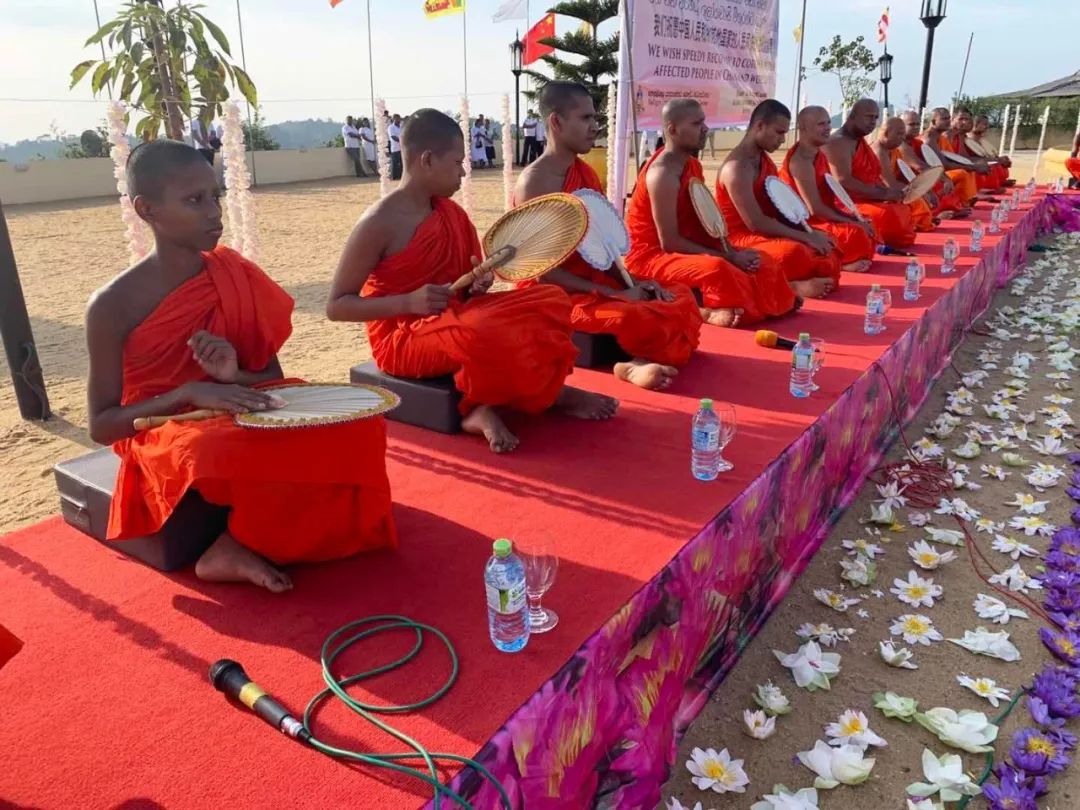 患难与共永不忘!这个国家数百人连日为中国祈福