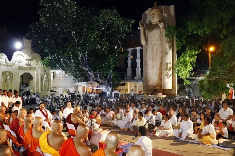 患难与共永不忘!这个国家数百人连日为中国祈福