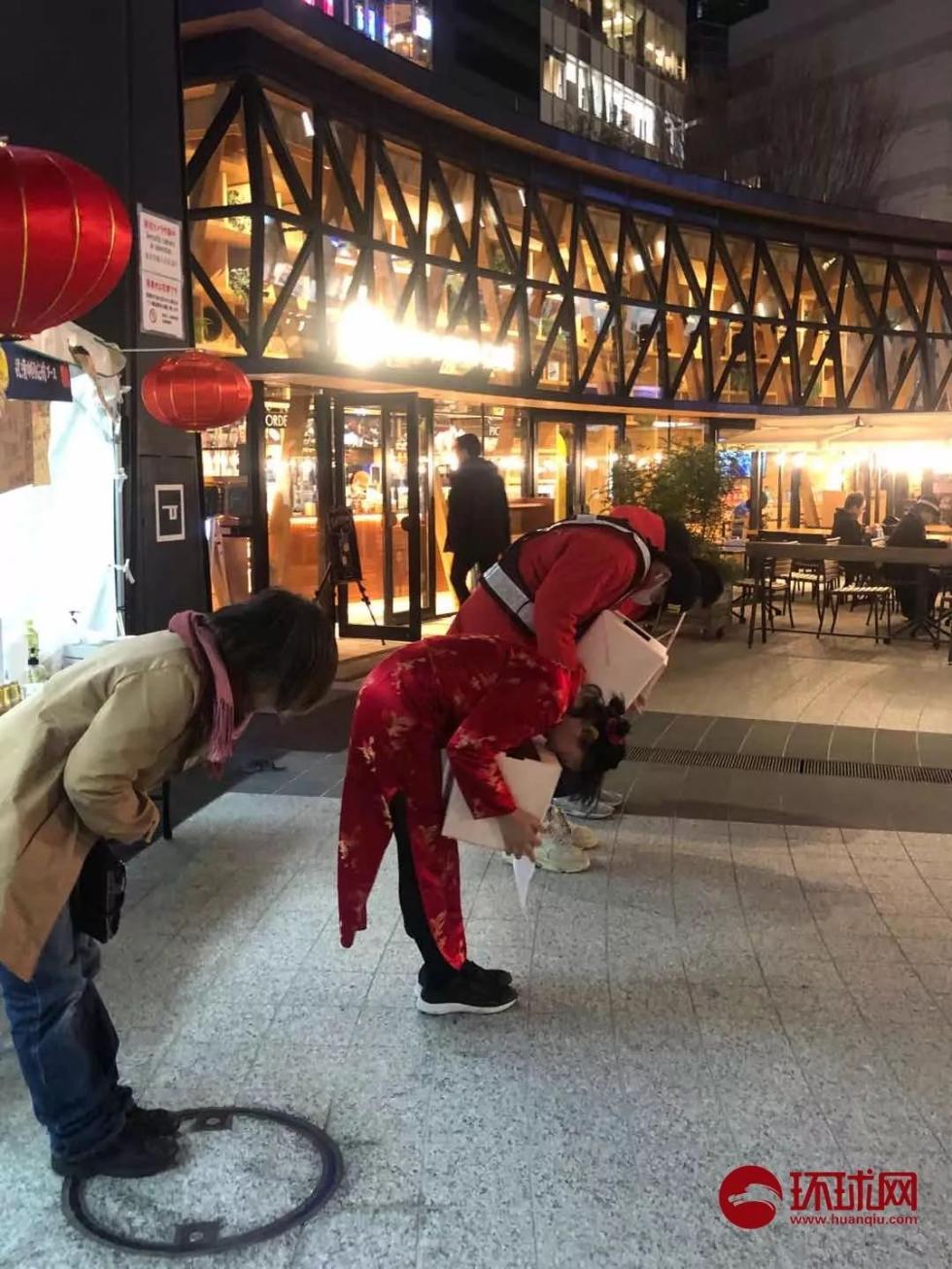 寒冬里这个日本女孩拼命鞠躬为武汉募捐 她才14岁