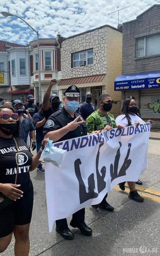 美警察为何用单膝跪地与和平抗议者站在一起？