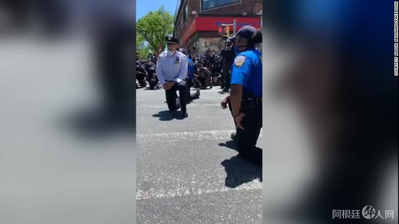 美警察为何用单膝跪地与和平抗议者站在一起？