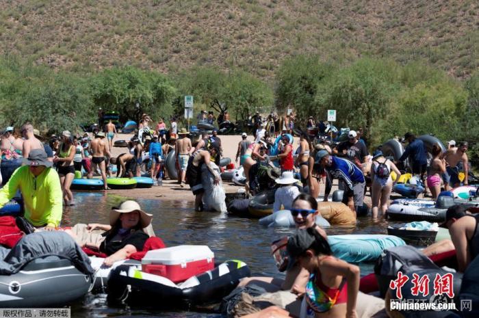 当地时间6月27日,美国亚利桑那州民众在河道漂流消暑。 点击进入下一页