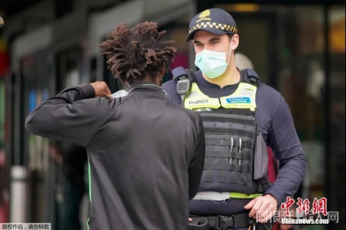 资料图:当地时间2020年7月23日,澳大利亚墨尔本,当地人戴口罩出行。 资料图:当地时间2020年7月23日,澳大利亚墨尔本,当地人戴口罩出行。