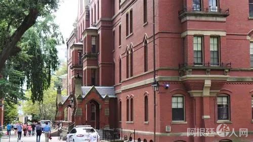 由于申请“空档年”和远程学习的学生人数众多,哈佛大学秋季学期只有25%学生申请入住宿舍。(美国《世界日报》/唐嘉丽摄) 由于申请“空档年”和远程学习的学生人数众多,哈佛大学秋季学期只有25%学生申请入住宿舍。(美国《世界日报》/唐嘉丽摄)