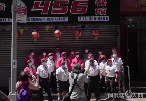 “守护天使”组织在纽约曼哈顿唐人街巡逻。(视频截图自纪录片《守护Chinatown》)