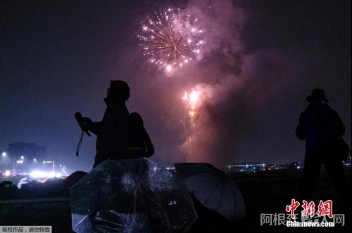 资料图:当地时间6月1日,日本各地同时举行了数十场烟花表演,鼓舞民众积极抗疫,并祈祷新冠肺炎疫情早日结束,当晚燃放的烟花名为“消灭病毒”。 资料图:当地时间6月1日,日本各地同时举行了数十场烟花表演,鼓舞民众积极抗疫,并祈祷新冠肺炎疫情早日结束,当晚燃放的烟花名为“消灭病毒”。