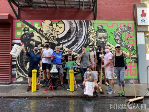 老陈和他团队的志愿者们清扫完唐人街街道。(受访者供图)