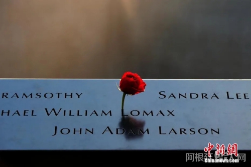 资料图：图为反思池周围的遇难者名单。 