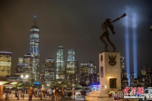 资料图：从泽西市透过城市雕塑遥望灯柱。<a target='_blank' href='http://www.chinanews.com/'>中新社</a>记者 廖攀 摄