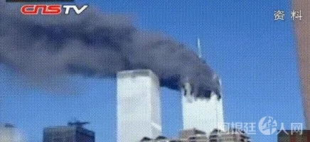 被飞机撞击的“双子塔”。(视频截图)