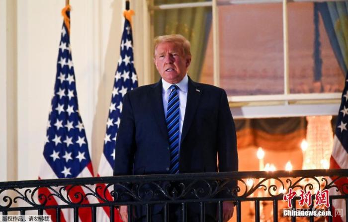 当地时间10月5日,美国总统特朗普离开位于马里兰州的国家军事医疗中心返回华盛顿,在华盛顿沃尔特里德医疗中心接受新冠肺炎治疗后,抵达白宫时摘下口罩。 点击进入下一页