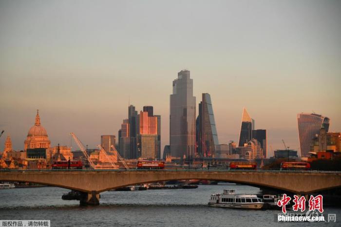 资料图:当地时间11月5日,英国伦敦,黄昏下寂静的城市。 点击进入下一页