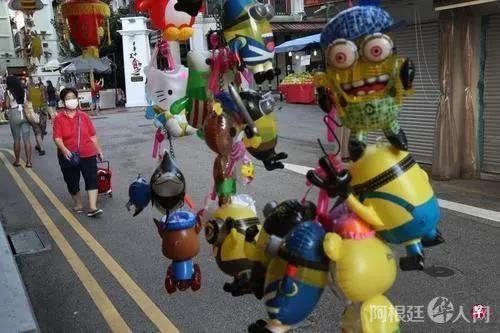 资料图:2020年,新加坡牛车水少了中秋市集,一些店面也收档不做生意,逛街的人稀稀疏疏,少了佳节前的热闹。(新加坡《联合早报》陈来福 摄) 资料图:2020年,新加坡牛车水少了中秋市集,一些店面也收档不做生意,逛街的人稀稀疏疏,少了佳节前的热闹。(新加坡《联合早报》陈来福 摄)