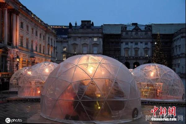 资料图:当地时间2020年12月3日,英国伦敦,萨默塞特大厦庭院现户外用餐舱,方便食客在寒冷冬夜安心就餐。图片来源:ICphoto 资料图:当地时间2020年12月3日,英国伦敦,萨默塞特大厦庭院现户外用餐舱,方便食客在寒冷冬夜安心就餐。图片来源:ICphoto