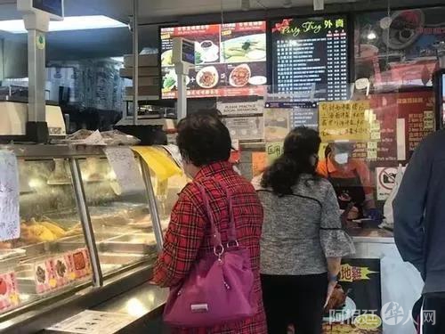 资料图:美国加州洛杉矶县关闭户外餐饮,但允许做外卖。(美国《世界日报》/杨青 摄) 资料图:美国加州洛杉矶县关闭户外餐饮,但允许做外卖。(美国《世界日报》/杨青 摄)