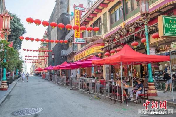 资料图:2020年9月6日,顾客在美国旧金山唐人街街头用餐。中新社记者 刘关关 摄 资料图:2020年9月6日,顾客在美国旧金山唐人街街头用餐。中新社记者 刘关关 摄