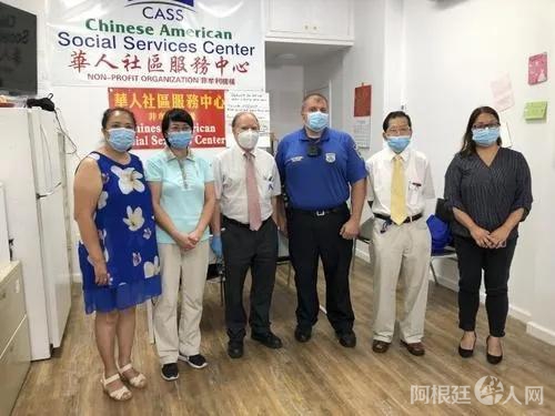 资料图:纽约62分局警员在布鲁克林华社邀请下举办社区安全讲座。(美国《世界日报》颜洁恩摄) 资料图:纽约62分局警员在布鲁克林华社邀请下举办社区安全讲座。(美国《世界日报》颜洁恩摄)