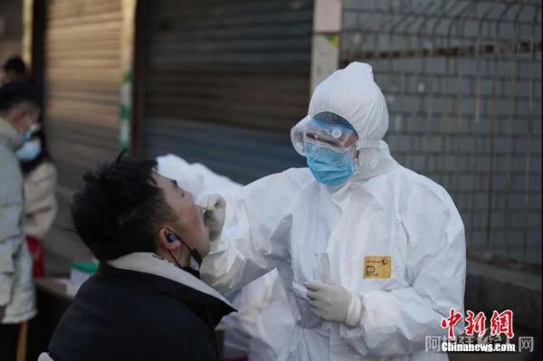 2020年12月24日,云南昆明主城区发现一境外输入确诊病例,两涉事点紧急封闭管理。中新社记者刘冉阳 摄 2020年12月24日,云南昆明主城区发现一境外输入确诊病例,两涉事点紧急封闭管理。中新社记者刘冉阳 摄