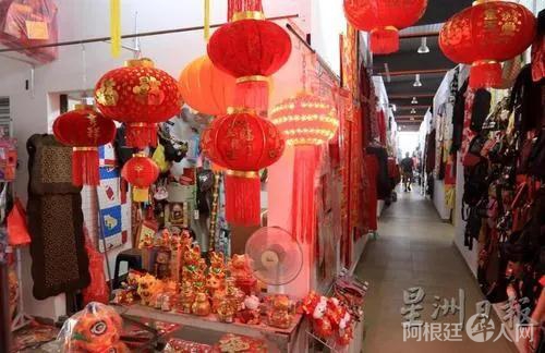 在马来西亚,当地商家已经准备迎接过年的市场。马来西亚《星洲日报》/李祝福 摄 在马来西亚,当地商家已经准备迎接过年的市场。马来西亚《星洲日报》/李祝福 摄