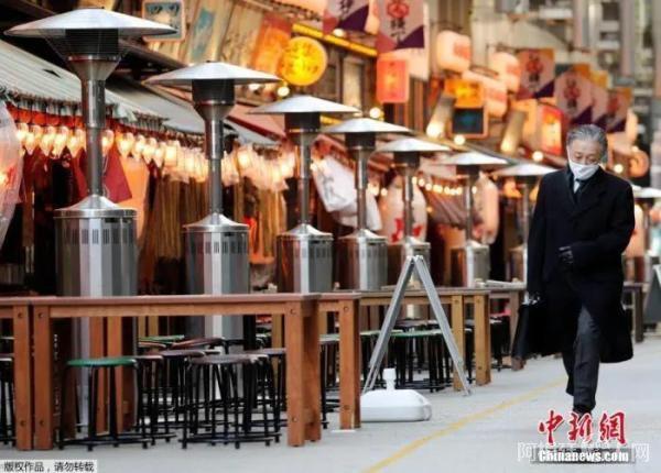 当地时间1月7日,日本东京,一名路人路过空荡的户外餐馆。1月8日0时起,日本首都圈的一都三县(东京都、埼玉县、千叶县和神奈川县)进入紧急状态,结束时间为2月7日。 当地时间1月7日,日本东京,一名路人路过空荡的户外餐馆。1月8日0时起,日本首都圈的一都三县(东京都、埼玉县、千叶县和神奈川县)进入紧急状态,结束时间为2月7日。