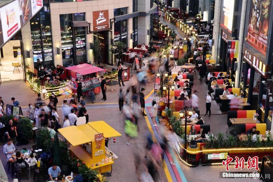 资料图:北京市民逛街购物。<a target='_blank' href='http://www.chinanews.com/'>中新社</a>记者 盛佳鹏 摄
资料图:北京市民逛街购物。<a target='_blank' href='http://www.chinanews.com/'>中新社</a>记者 盛佳鹏 摄