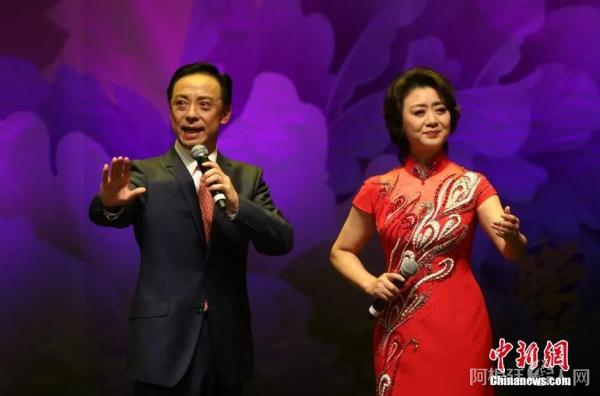 资料图：2016年“文化中国·四海同春”大型新春联欢晚会于2月24日在墨尔本上演，图为于魁智与李胜素的演出。中新社记者 赖海隆 摄