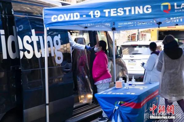 资料图:当地时间3月3日,民众在纽约曼哈顿的一个流动检测站接受核酸检测。(记者 王帆 摄) 资料图:当地时间3月3日,民众在纽约曼哈顿的一个流动检测站接受核酸检测。(记者 王帆 摄)