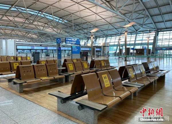 资料图:当地时间3月4日,韩国仁川机场内保持社交距离的提示。(记者 曾鼐 摄) 资料图:当地时间3月4日,韩国仁川机场内保持社交距离的提示。(记者 曾鼐 摄)