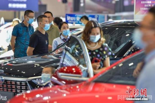 资料图：图为民众在车展选购汽车。 <a target='_blank' href=