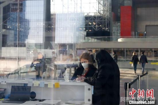 资料图：民众在纽约贾维茨中心登记注射新冠肺炎疫苗。<a target='_blank' href='http://www.chinanews.com/'>中新社</a>记者 廖攀 摄