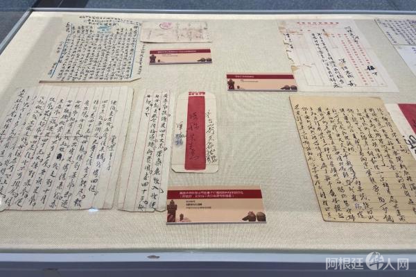 4月9日,江门五邑银信(侨批)专题展亮相中国华侨历史博物馆。图为展出侨批。刘立琨 摄 4月9日,江门五邑银信(侨批)专题展亮相中国华侨历史博物馆。图为展出侨批。刘立琨 摄