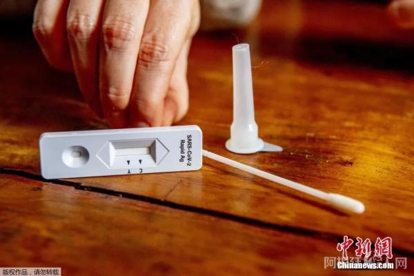 近日，荷兰海牙，民众在家中根据说明书，自行进行新冠肺炎检测。