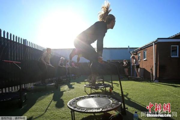 当地时间3月29日，英国利物浦，英格兰地区当日进一步放宽防疫措施，民众纷纷到户外进行锻炼。