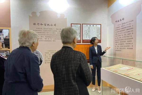 4月9日,江门五邑银信(侨批)专题展亮相中国华侨历史博物馆。图为讲解员对参观者进行讲解。刘立琨 摄 4月9日,江门五邑银信(侨批)专题展亮相中国华侨历史博物馆。图为讲解员对参观者进行讲解。刘立琨 摄