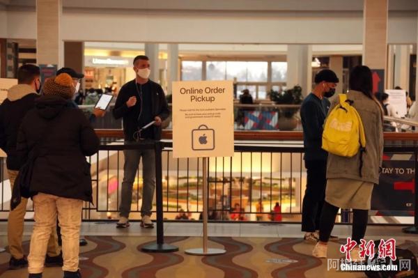 当地时间4月3日，加拿大多伦多一商场内，预约取货的顾客在一电子通讯产品店外排队。中新社记者 余瑞冬 摄