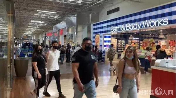 解封当日，加州洛杉矶一购物商场内多数人仍戴口罩。(图源：美国《世界日报》 启铬/摄)