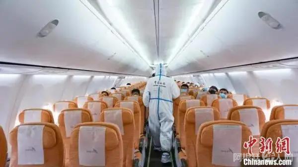 资料图:海关关员进入飞机客舱进行登临检查。(陈鑫 摄) 资料图:海关关员进入飞机客舱进行登临检查。(陈鑫 摄)