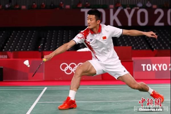 图为北京时间8月2日晚,在东京奥运会羽毛球男子单打决赛中,中国选手谌龙以0:2(21:15、21:12)不敌丹麦选手安赛龙,获得一枚银牌。图为谌龙在比赛中。中新社记者 韩海丹 摄 图为北京时间8月2日晚,在东京奥运会羽毛球男子单打决赛中,中国选手谌龙以0:2(21:15、21:12)不敌丹麦选手安赛龙,获得一枚银牌。图为谌龙在比赛中。中新社记者 韩海丹 摄