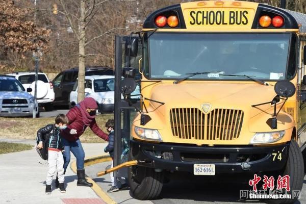 资料图：美国一所小学迎来学生返校。中新社记者 陈孟统 摄