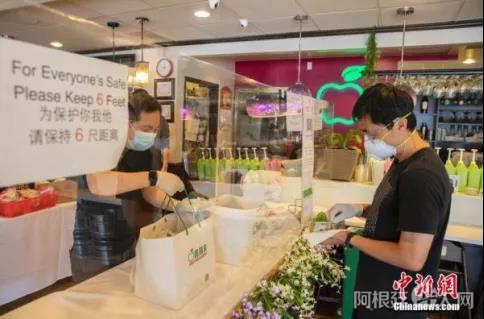 资料图:美国一家立起透明的挡板。中新社记者 刘关关 摄 资料图:美国一家立起透明的挡板。中新社记者 刘关关 摄