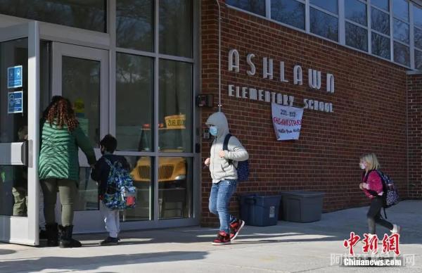 美国弗吉尼亚州中小学陆续返校复课。中新社记者 陈孟统 摄