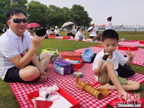 图片来源：中新网 两岸婚姻家庭欢度端午假期。　钟升 摄