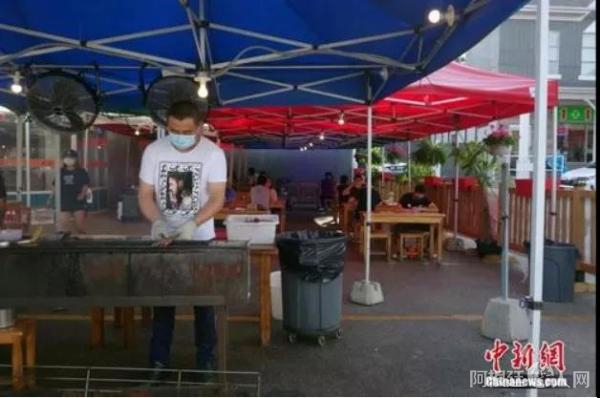 资料图:一家中餐厅在室外就餐区设置烧烤服务。中新社记者 余瑞冬 摄 资料图:一家中餐厅在室外就餐区设置烧烤服务。中新社记者 余瑞冬 摄