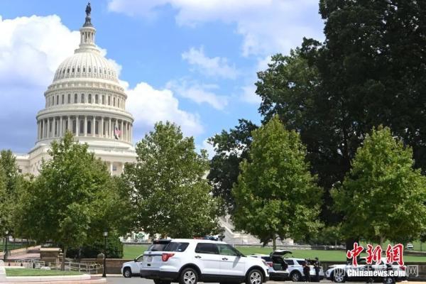 图为警方在美国会大厦西侧广场警戒。中新社记者 陈孟统 摄