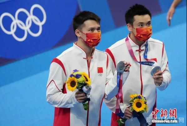 图为7月26日,中国选手曹缘(右)、陈艾森展示奖牌。当日,在东京奥运会跳水男子双人十米跳台决赛中,中国选手曹缘/陈艾森获得亚军。中新社记者 韩海丹 摄 图为7月26日,中国选手曹缘(右)、陈艾森展示奖牌。当日,在东京奥运会跳水男子双人十米跳台决赛中,中国选手曹缘/陈艾森获得亚军。中新社记者 韩海丹 摄