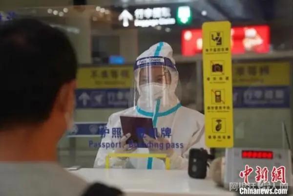 图为检查员对入境旅客进行查验。昆明边检站供图