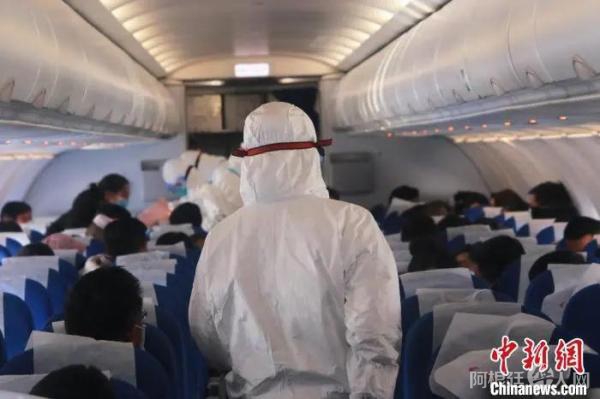 资料图:医护人员一起登上飞机进行检测。李泽中 摄 资料图:医护人员一起登上飞机进行检测。李泽中 摄