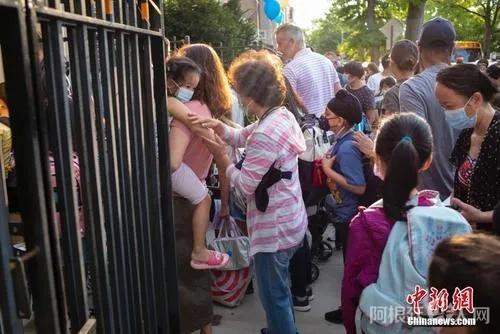 资料图:当地时间9月13日,美国纽约市公立学校开学,皇后区一所公立学校门前学生排队进入学校。中新社记者 廖攀 摄 资料图:当地时间9月13日,美国纽约市公立学校开学,皇后区一所公立学校门前学生排队进入学校。中新社记者 廖攀 摄