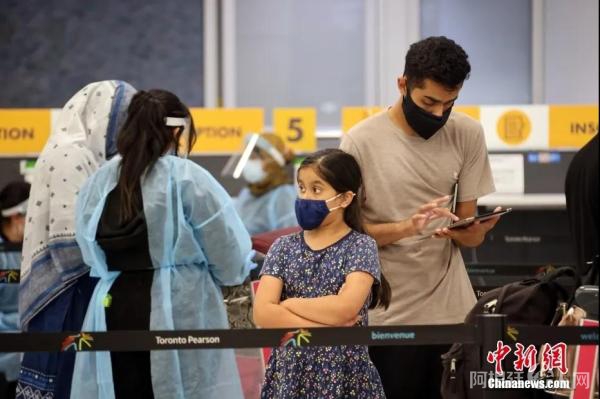 资料图:当地时间9月7日,加拿大多伦多皮尔逊国际机场,刚入境的国际旅客排队办理手续。中新社记者 余瑞冬 摄 资料图:当地时间9月7日,加拿大多伦多皮尔逊国际机场,刚入境的国际旅客排队办理手续。中新社记者 余瑞冬 摄