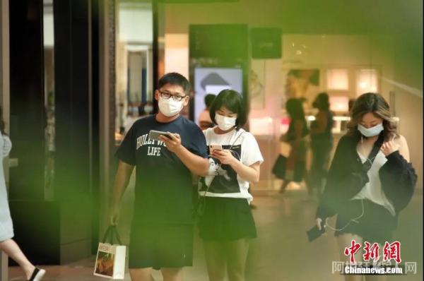 当地时间7月16日,顾客在加拿大多伦多一间大型商场内休闲、消费。 中新社记者 余瑞冬 摄 当地时间7月16日,顾客在加拿大多伦多一间大型商场内休闲、消费。 中新社记者 余瑞冬 摄